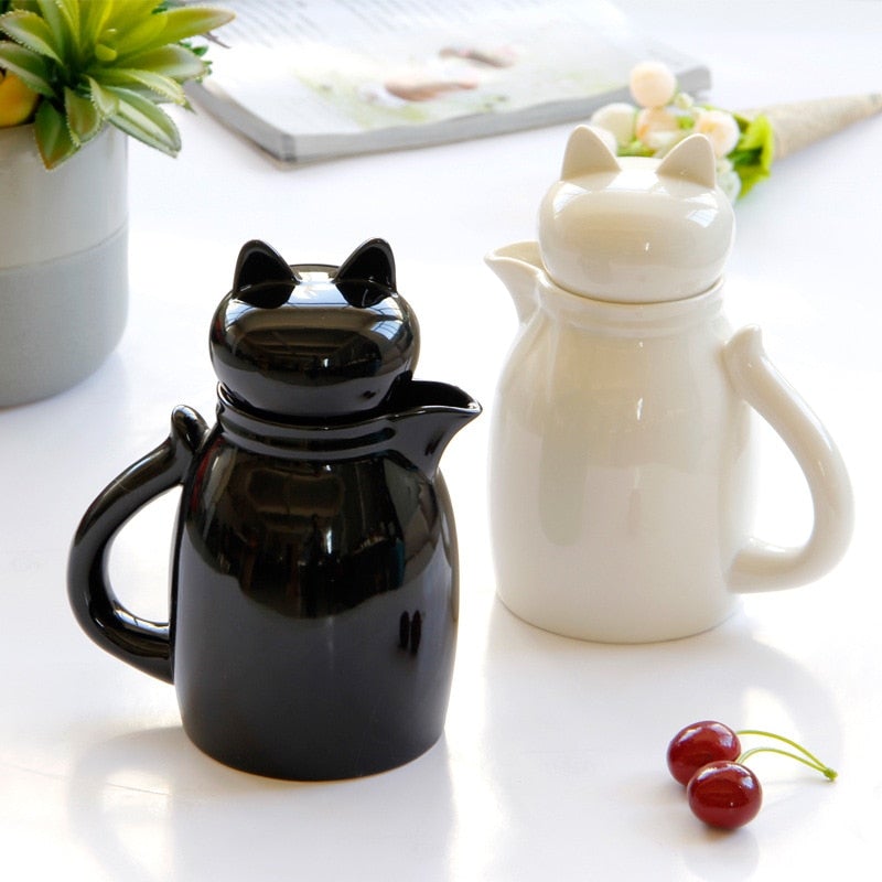 Ceramic cat-shaped jug with lid